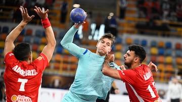 Domen Makuc choca con la defensa del Al-Ahly.