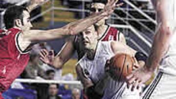 <B>CORRECALLES.</B> Djordjevic no brilló, pero el Madrid ganó sin apuros.