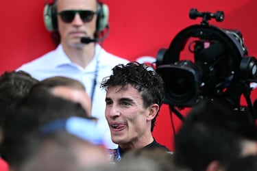 En cuanto a victorias únicamente tiene a Giacomo Agostini (122) y a Valentino Rossi (115).