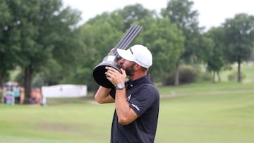 El golfista estadounidense Dustin Johnson besa el trofeo de campeón del LIV Golf Tulsa en el Cedar Ridge Country Club de Broken Arrow, Oklahoma.