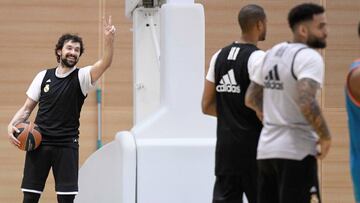 Quedan dos jornada para el playoff de la Euroliga. Sergio Llull parece indicárselo a sus compañeros en el Madrid.