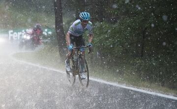 Miguel Ángel López bajo el fuerte granizo que cayó durante la etapa.