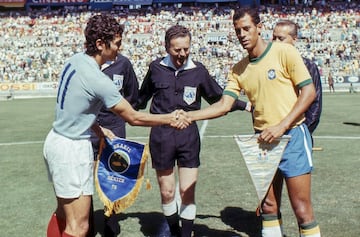 Mircea Lucescu, capitán de Rumania, dándole la mano a Carlos Alberto de Brasil.