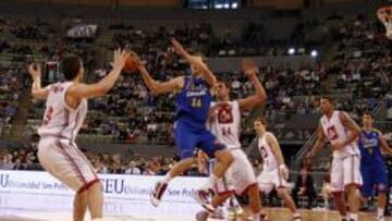 <b>POCOS FALLOS. </b>Pancho Jasen intenta doblar un balón a Welsch.