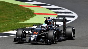 Fernando Alonso, en acción en Silverstone.