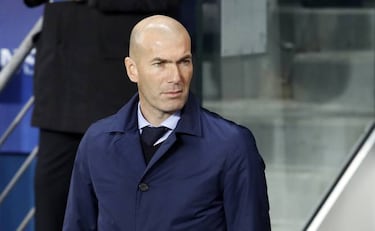 Zidane weighing up Manchester United offer
