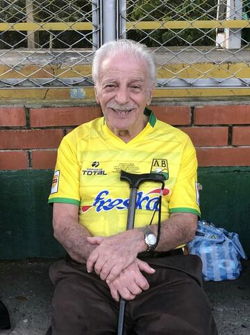 Su época en el fútbol colombiano estuvo entre 1965 y 1968, jugando para el Atlético Bucaramanga y América de Cali. Anotó un total de 178 goles, y además, es el máximo goleador histórico del equipo 'leopardo' con 134 anotaciones. 
