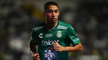 Luciano Cabral Melgarejo of Leon during the 16th round match between Leon and Mazatlan FC as part of the Liga BBVA MX, Torneo Apertura 2024 at Nou Camp Stadium on November 05, 2024 in Leon, Guanajuato, Mexico.
