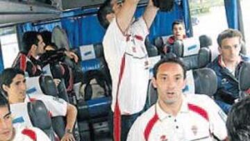 <b>VIAJE ANIMADO. </b>La plantilla del Sporting partió ayer hacia Vitoria con la moral por las nubes.