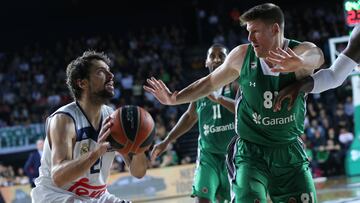 Luke Harangody defiende a Sergio Llull.