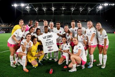 Las futbolistas del conjunto californiano posan con una camiseta "We stand with Jenni, Enough is enough". Traducido al castellano: Estamos contigo, Jenni. Suficiente es suficiente.