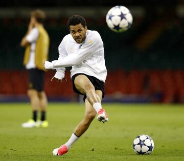 Dani Alves in final training ahead of the Champions League final