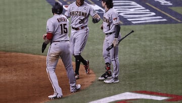 Arlington (United States), 29/10/2023.- Arizona Diamondbacks' Emmanuel Rivera (L) and Arizona Diamondbacks' Tommy Pham (C) score and greet Arizona Diamondbacks' Corbin Carroll (R) at home plate