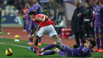 Leiria (Portugal), 07/01/2026.- Benfica's Richared Rios (L) in action against Braga's Pau Victor during the Portuguese League Cup semi final soccer match between SL Benfica and Sporting de Braga, in Leiria, Portugal, 07 January 2026. EFE/EPA/PAULO NOVAIS