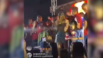 El arquero uruguayo aprovechó el festejo en Barranquilla tras una estrella más y con parlantes llamó a su novia Manuela para pedirle la mano.