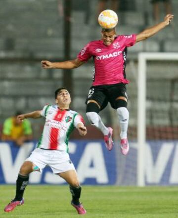 César Valenzuela encabezó importantes jugadas árabes en el primer tiempo.