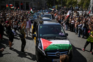 Una bandera palestina está colocada en un taxi durante una protesta pro palestina, y para condenar la interceptación por parte de las fuerzas israelíes de los barcos de la Flotilla Global Sumud que pretendían llegar a Gaza y romper el bloqueo naval de Israel.