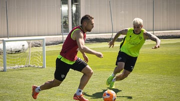 Diego González, con el balón, ante la presión de Hugo Vallejo.