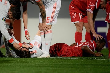 Sergio Ramos y Joseph Mbong doloridos en el césped tras  un golpe fortuito entre ambos.