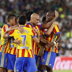 El Valencia se sitúa segundo tras un partido de locura en Sevilla