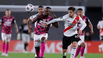 Jhon Arias durante el partido entre River Plate e Independiente Santa Fe por Copa Libertadores.