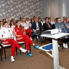 Velasco Carballo dio una charla del VAR a la Selección Femenina