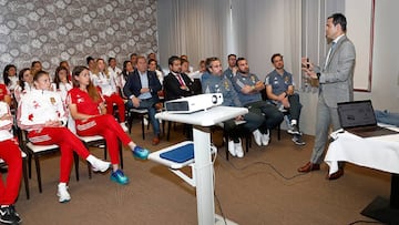 Las jugadoras de la Selección reciben una formación de Velasco Carballo.