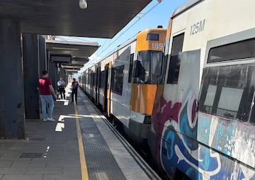 Un grupo de personas esperan un tren de cercan¨ªas para continuar su viaje desde Premi¨¤ de Mar, en la provincia de Barcelona.