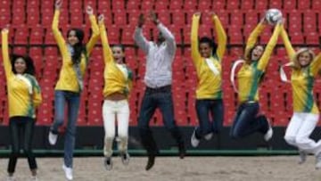 Las candidatas a Miss Mundoharán de azafatas en el sorteo