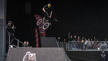 Andr&eacute;s Ochoa durante una competencia de BMX Freestyle.