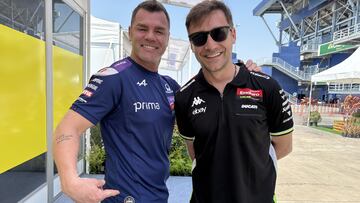 Fonsi Nieto presume ante su primo de su logo de campeones con Martín el año pasado.