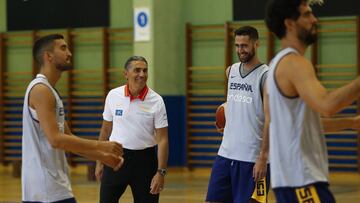 Jaime Fernández, Scariolo, Joan Sastre y Javier Beirán, en el primer entrenamiento en el Triángulo de Oro de Madrid.