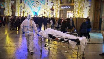 Un enfermero recorre M¨¢laga con un ¡®fallecido¡¯ para concienciar contra la COVID