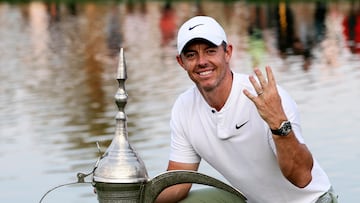 Dubai (United Arab Emirates), 21/01/2024.- Rory McIlroy of Northern Ireland poses with his trophy after winning the final round of the Hero Dubai Desert Classic 2024 Golf tournament in Dubai, United Arab Emirates , 21 January 2024. (Irlanda, Emiratos Árabes Unidos) EFE/EPA/ALI HAIDER
