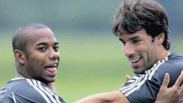 <b>CÁLIDA BIENVENIDA.</b> Van Nistelrooy fue bien recibido por toda la plantilla del Real Madrid. Beckham ya le conocía. Los brasileños le gastaron las primeras bromas.