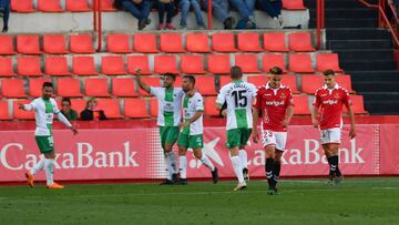Los jugadores del Extremadura celebran un gol al Nástic