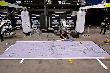 La temporada 2026 del Mundial de Fórmula 1 arranca este fin de semana con el GP de Australia y los equipos se esfuerzan en tenerlo todo a punto para cuando comiencen a rugir los motores. En la imagen, un miembro de Cadillac limita la zona de ‘pit stop’ delante del box del equipo para facilitar a los pilotos estacionar sus monoplazas.