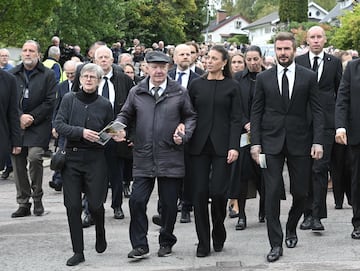 El exfutbolista David Beckham (derecha) y sus invitados abandonan la iglesia después del funeral.