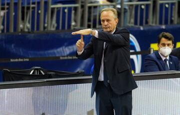 Uno de los grandes maestros del baloncesto español. Un genio de los banquillos que comenzó en el Estudiantes como jugador y continuó en un Barcelona donde alcanzó las mayores glorias como entrenador. Hablamos de nueve Ligas, cuatro Copas, una Recopa y dos Koracs con los azulgranas en 13 temporadas en tres etapas diferentes a los mandos. Una gloria que también exportó al Joventut con una Copa y dos trofeos internacionales (ULEB y Eurocup). Casi nada. Es el primer entrenador que alcanzó los 1.000 partidos en la ACB en 2014. Tres años después, y previo paso por el Unicaja, Sevilla y Gran Canaria, puso rumbo a Alemania para dirigir al Alba Berlín. Seleccionador nacional en 2008, se colgó la plata en los Juegos Olímpicos. A sus 75 años se encuentra en año sabático, aunque ligado al Joventut.