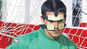 <b>ENTRENAMIENTO CON VARIAS MÁSCARAS. </b>Juanito fue probando diversas máscaras durante la sesión de trabajo de ayer, bajo la atenta mirada de todo el cuerpo médico verdiblanco. Pero las sensaciones del central no fueron buenas y, salvo cambio de última hora, Juanito saldrá al césped de La Romareda sin protección.