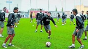 <b>ÚLTIMA SESIÓN. </b>Los discípulos de Ernesto Valverde se ejercitaron ayer en la Ciudad Deportiva y hoy pelearán por el primer triunfo.