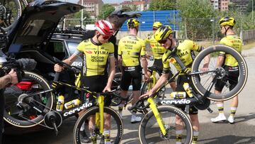 Jonas Vingegaard y Sepp Kuss, junto al resto del equipo Visma.