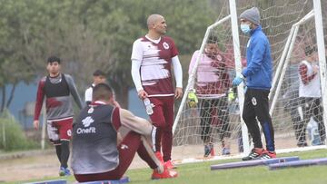 El gran paso de Chupete Suazo para volver a Primera División