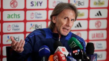 AME7083. BARRANQUILLA (COLOMBIA), 14/10/2024.- El seleccionador de Chile, el argentino Ricardo Gareca, habla en una rueda de prensa este lunes, en Barranquilla (Colombia). Chile enfrentará a Colombia en la décima fecha de las eliminatorias sudamericanas para el Mundial ded 2026. EFE/ Carlos Ortega