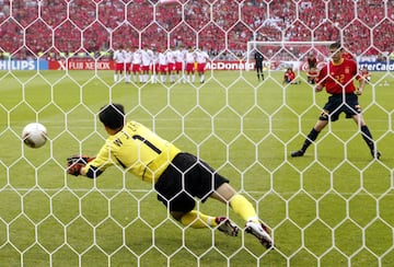Su buen hacer le lleva en la lista de Camacho para el Mundial 2022 disputado en Corea del Sur y Jap¨®n. Contra Corea fue protagonista de 2 acciones mal arbitradas, la primera al indicar el juez de l¨ªnea que su bal¨®n sali¨® por el fondo cuando asisti¨® a Morientes para que anotase el gol que habr¨ªa puesto el 1-0, y la segunda fue el fallo de su lanzamiento de penalti en el que el arquero coreano se adelant¨® varios pasos.