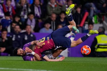 Fermín López del Barcelona (arriba) y Eray Comert del Valladolid disputan el balón durante el partido de La Liga española entre el Valladolid y el FC Barcelona en el estadio José Zorrilla.
