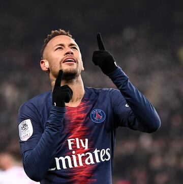 Delantero de 27 a?os. Neymar nunca pudo olvidar Barcelona. Ni tampoco el Bar?a, donde disfrut¨® jugando al f¨²tbol. Tras temporada y media en el Parque de los Pr¨ªncipes, el brasile?o sigue con la misma intenci¨®n: volver al Camp Nou. Sabe que es muy complicado, casi imposible, pero ¨¦l est¨¢ erre que erre utilizando todas sus armas de seducci¨®n con el fin de que el club azulgrana reaccione y trate de ser emp¨¢tico con su vuelta a su segunda casa.