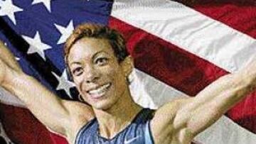 <b>EXPERIENCIA.</B> Regina Jacobs festeja la medalla de oro ganada ayer.