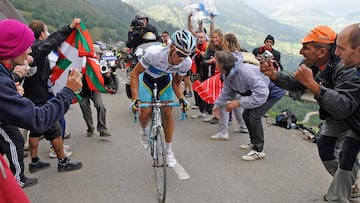 Alberto Contador sube las rampas del Angliru durante la Vuelta a Espa&ntilde;a 2008.