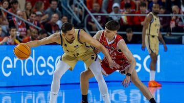 MANRESA (BARCELONA), 14/12/2025.- El base checo del Barcelona Tomas Satoransky (i) es defendido por el alero uruguayo del Baxi Manresa Agustín Ubal (d) durante el encuentro de la jornada 10 de la Liga Endesa entre el Baxi Manresa y el Barcelona, este domingo en el Pabellón Nou Congost de Manresa. EFE/Siu Wu
